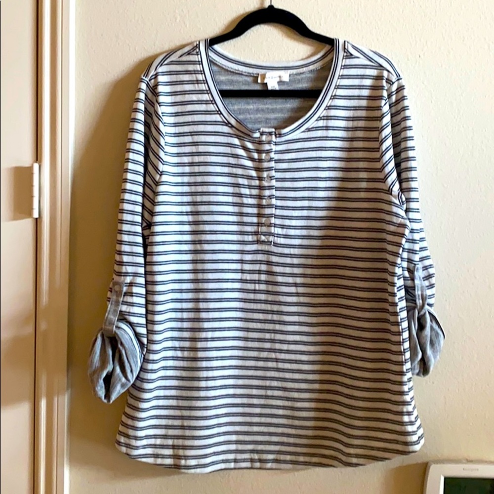 2XL White & Black striped 3/4 length sleeve top!